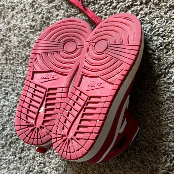 SOLD Awesome red/white kids Air Jordan 1 mid - Picture 3 of 4